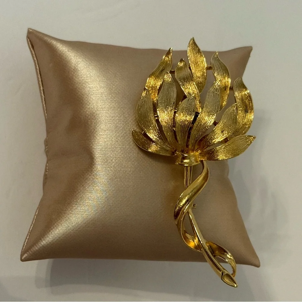 LISNER VINTAGE BROOCH GOLD TONE FLOWER BRUSHED & SMOOTH SIGNED